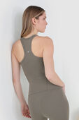 תמונת דוגמן אחורית של Align™ Waist-Length Racerback Tank Top