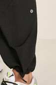 תמונת תקריב דוגמן של License to Train Mid-Rise Lightweight Jogger