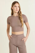 Hold Tight Straight Hem Cropped T-Shirt תמונת דוגמן קידמית של Hold Tight Straight Hem Cropped T-Shirt