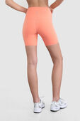 תמונת דוגמן אחורית של Align™ High-Rise Short 6"