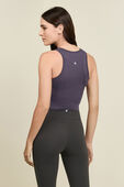 תמונת דוגמן אחורית של Soft Sueded Crewneck Cropped Tank