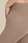 תמונת תקריב דוגמן של Smooth Fit Pull-On High-Rise Pant