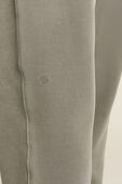 תמונת תקריב דוגמן של Steady State Jogger Wash