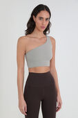 תמונת דוגמן קידמית של Align™ Asymmetrical Bra, C/D Cup