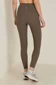 תמונת דוגמן אחורית של Align™ High-Rise Ribbed Pant 25