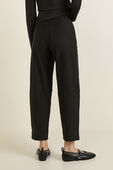 תמונת דוגמן אחורית של City Sleek Barrel-Leg Pant Lt Utilitech™