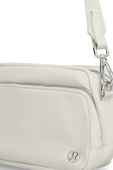 תמונת תקריב של Everywhere Crossbody Bag 2L Metal Hardware