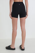 תמונת דוגמן אחורית של Align™ High-Rise Short 4