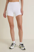 תמונת דוגמן קידמית של Align™ High-Rise Short 4