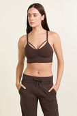 Nulu Strappy V-Neck Yoga Bra, A/B Cup תמונת דוגמן קידמית של Nulu Strappy V-Neck Yoga Bra, A/B Cup