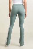 תמונת דוגמן אחורית של Nulu High-Rise Flared Pant