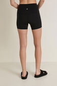 תמונת דוגמן אחורית של Align™ High-Rise Short 4