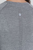 תמונת תקריב דוגמן של Swiftly Tech Long-Sleeve Shirt 2.0