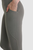 תמונת תקריב דוגמן של Fast and Free High-Rise Tight 25
