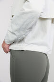 תמונת תקריב דוגמן של Always Effortless Jacket