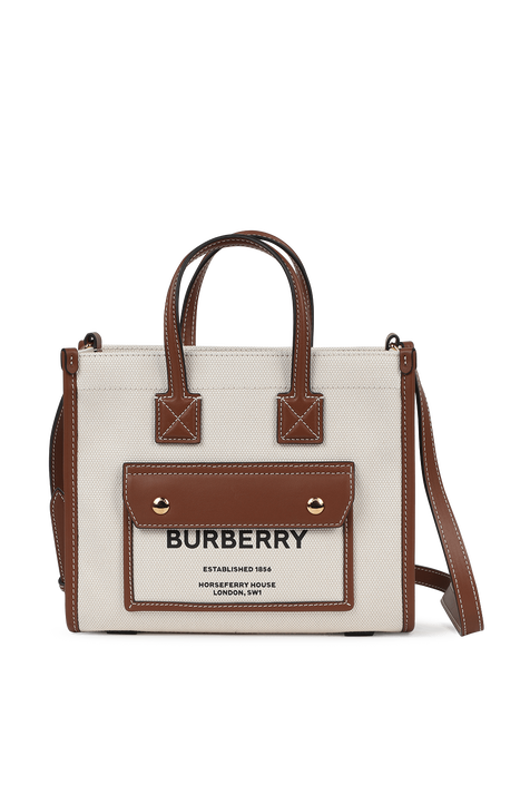 תיק נשיאה עם כיתוב ממותג בגווני בז' וחום BURBERRY