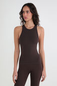 תמונת דוגמן קידמית של Align™ Waist-Length Racerback Tank Top