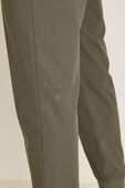 תמונת תקריב דוגמן של ABC Jogger Shorter