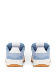 תמונת תקריב של נעלי סניקרס