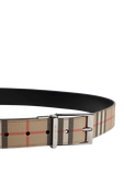 תמונת תקריב של Vintage Leather Belt