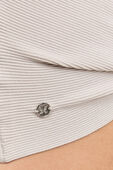 תמונת תקריב דוגמן של Ribbed-Knit Twist-Back Mockneck Sweater