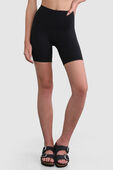 תמונת דוגמן קידמית של Align™ High-Rise Short 6''