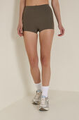 Align™ High-Rise Short 2 תמונת דוגמן קידמית של Align™ High-Rise Short 2
