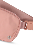 תמונת תקריב של Everywhere Belt Bag