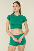 Swiftly Tech Cropped Short-Sleeve Shirt 2.0 תמונת דוגמן קידמית של Swiftly Tech Cropped Short-Sleeve Shirt 2.0