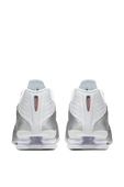 תמונת תקריב של נעלי סניקרס Shox R4