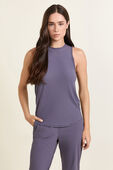 תמונת דוגמן קידמית של Sculpt Crop Tank