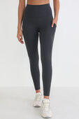 תמונת דוגמן קידמית של Align™ High-Rise Pant *Pockets 25