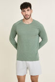 תמונת דוגמן קידמית של Metal Vent Tech Long-Sleeve Shirt