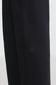 תמונת תקריב דוגמן של Scuba Mid-Rise Wide-Leg Pant