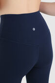 תמונת תקריב דוגמן של Align V Waist Flair Pant