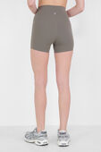 תמונת דוגמן אחורית של Align™ High-Rise Short 4