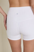 תמונת תקריב דוגמן של Align™ High-Rise Short 4