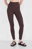 תמונת דוגמן קידמית של Align™ Ribbed High-Rise 25