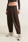 Scuba Mid-Rise Barrel-Leg Pant 7/8 Length תמונת דוגמן קידמית של Scuba Mid-Rise Barrel-Leg Pant 7/8 Length