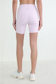 תמונת דוגמן אחורית של Align™ High-Rise Short 6