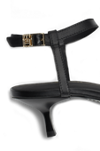 תמונת תקריב של נעלי עקב קיטן