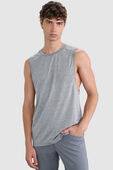 תמונת דוגמן קידמית של Metal Vent Tech Sleeveless Shirt