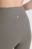תמונת תקריב דוגמן של Align Asymmetrical-Waist Pant 25