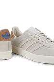תמונת תקריב של נעלי סניקרס GAZELLE 85