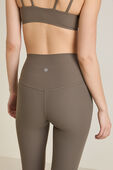 תמונת תקריב דוגמן של Align™ High-Rise Ribbed Pant 25