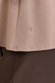 תמונת תקריב דוגמן של Cotton Shoulder-Twist T-Shirt