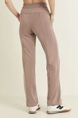 תמונת דוגמן אחורית של Softstreme™ High-Rise Pant Regular