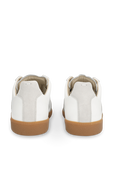 תמונת תקריב של נעלי סניקרס