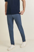 ABC Slim-Fit 5 Pocket Pant 32'' Warpstreme תמונת דוגמן קידמית של ABC Slim-Fit 5 Pocket Pant 32'' Warpstreme