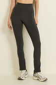 תמונת דוגמן קידמית של Align™ Mini-Flare Pant *Extra Short